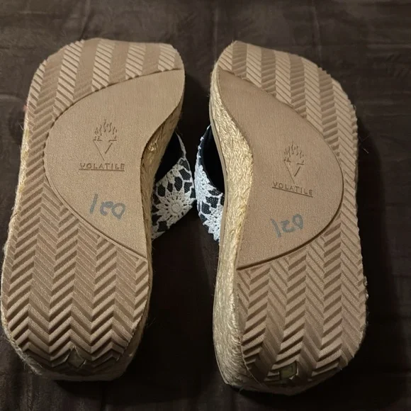 *NWT Volatile, size 8, blue and white - Picture 6 of 8